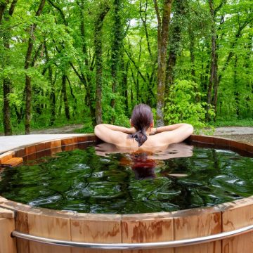 Czy warto spędzić wakacje nad jeziorem? Porównanie uroków mazurskich apartamentów z jacuzzi i sauną