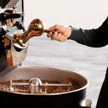 Odkrywanie tajemnic procesu palenia kawy – jak to wpływa na smak i aromat napoju?