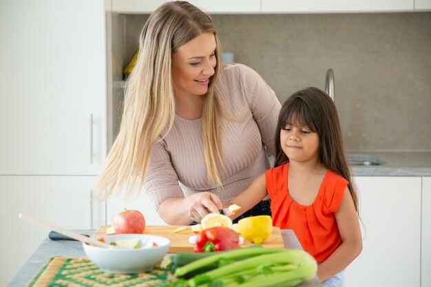 Zdrowa dieta dla aktywnej mamy – jak zbilansować posiłki dla siebie i swojego malucha