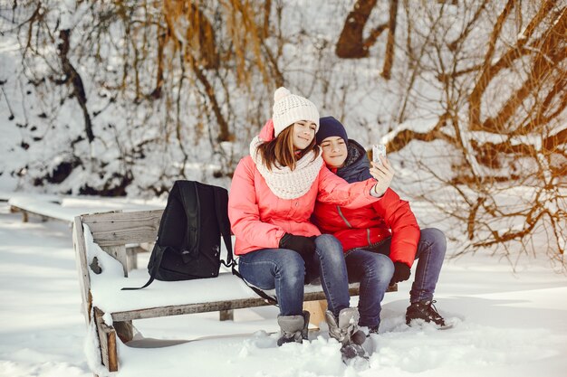 Jak wybrać ciepłą i wygodną odzież dla dzieci na zimowe zabawy na świeżym powietrzu?