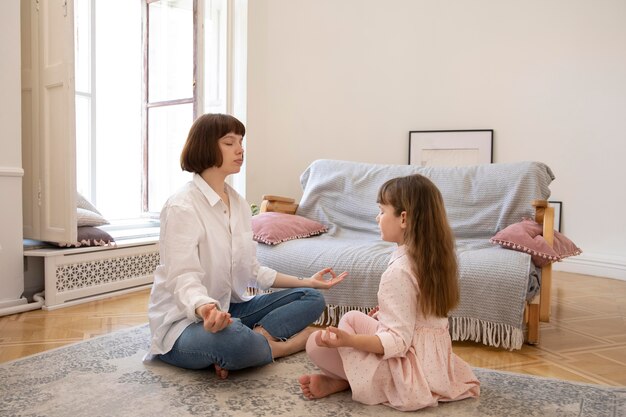 Jak wprowadzić mindfulness do codzienności młodej mamy?